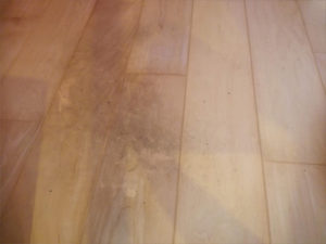 フローリングが黒ずむ理由