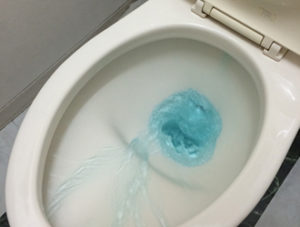 長野市トイレの水の飛び散り